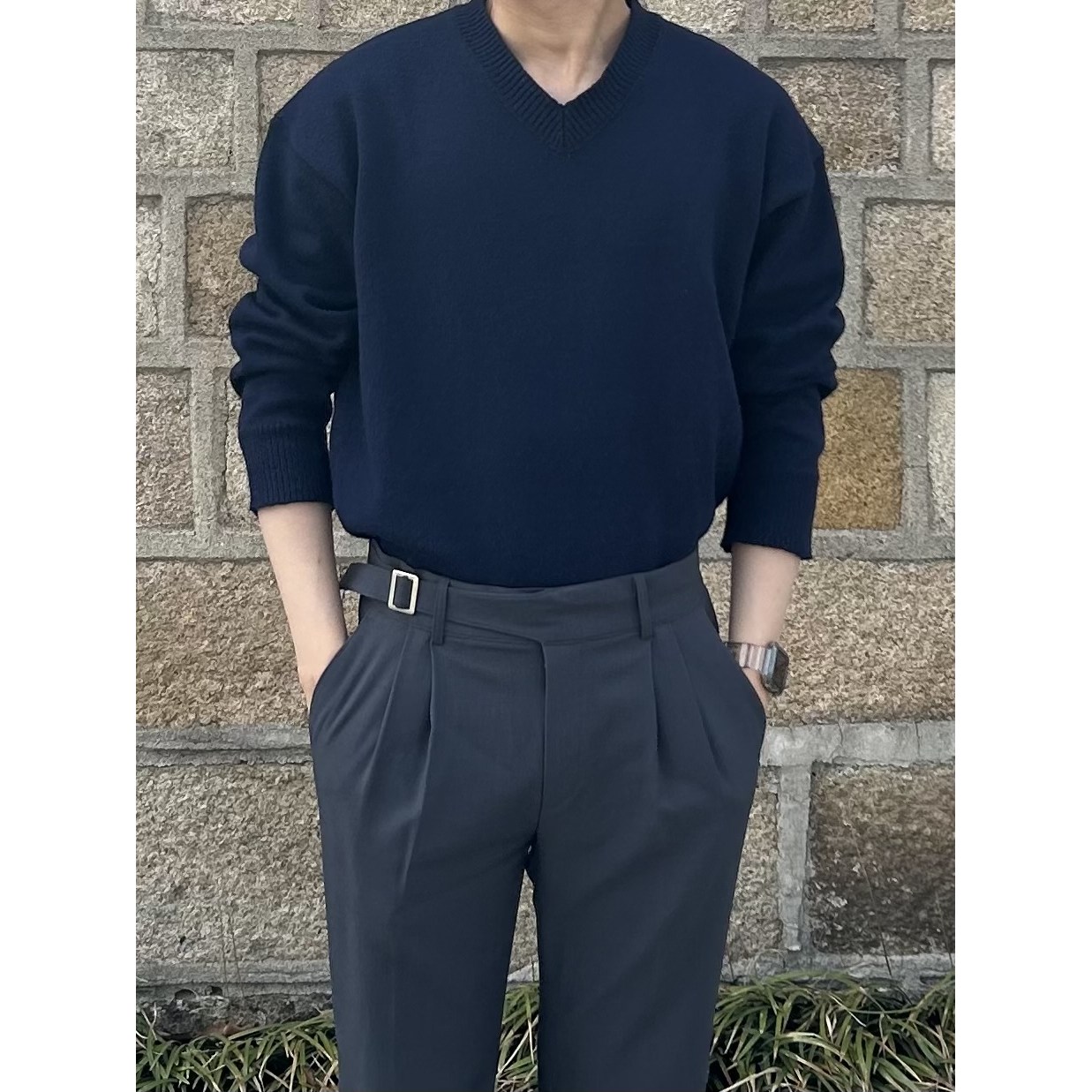 Soft cashmere V-neck knit